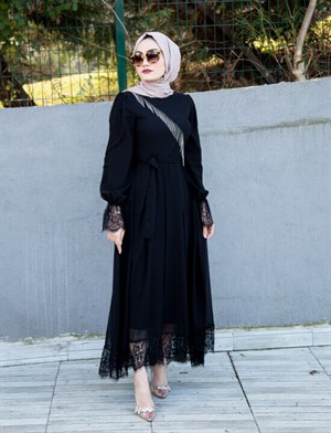 Sery Dantel Zincir Detaylı Şifon Elbise-Siyah