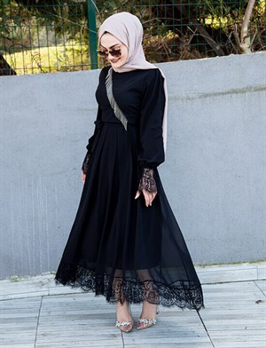 Sery Dantel Zincir Detaylı Şifon Elbise-Siyah